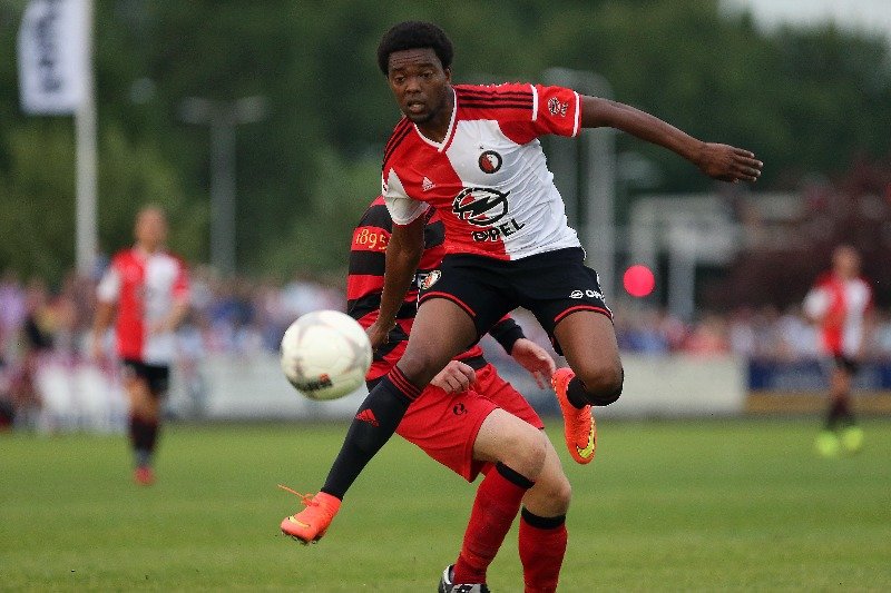 Feyenoord boekt bescheiden zege op V.O.C.
