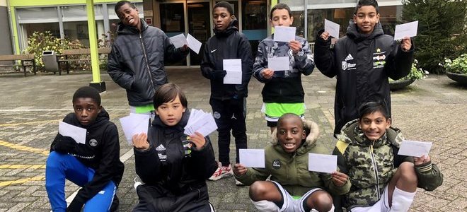 Deelnemers Feyenoord Street League steunen ouderen